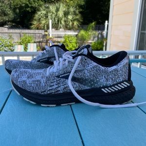 Brooks Adrenaline 21 - woman’s 8.5 white and black. Great condition!
